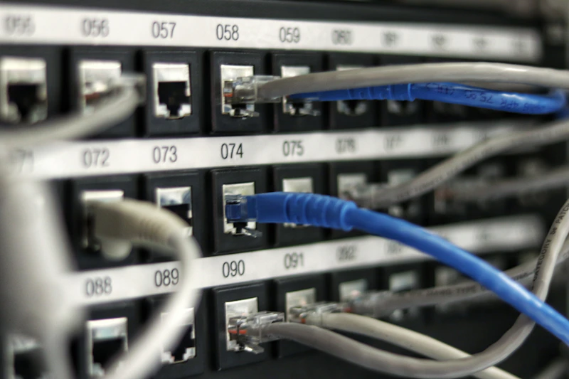 Sala de servidores com racks alinhados e luzes indicadoras